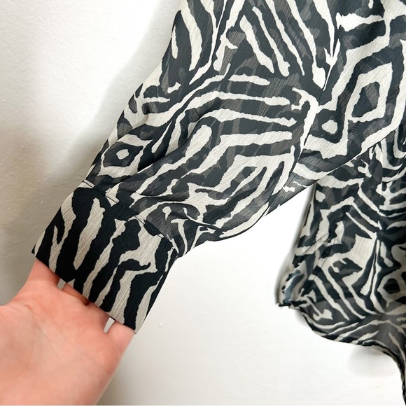 ASOS DESIGN Maternity Long Line Tunic Shirt Semi Sheer Mono Swirl Print 8 - Picture 7 of 11